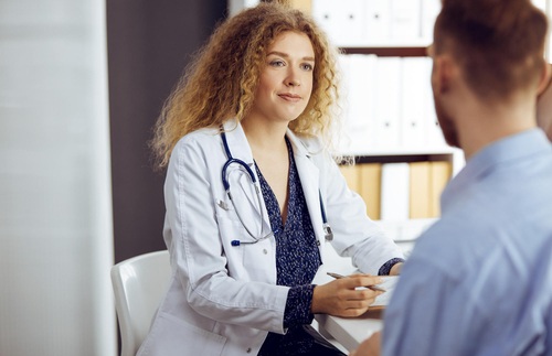 врач проводит экспертизу для снятия психиатрического диагноза